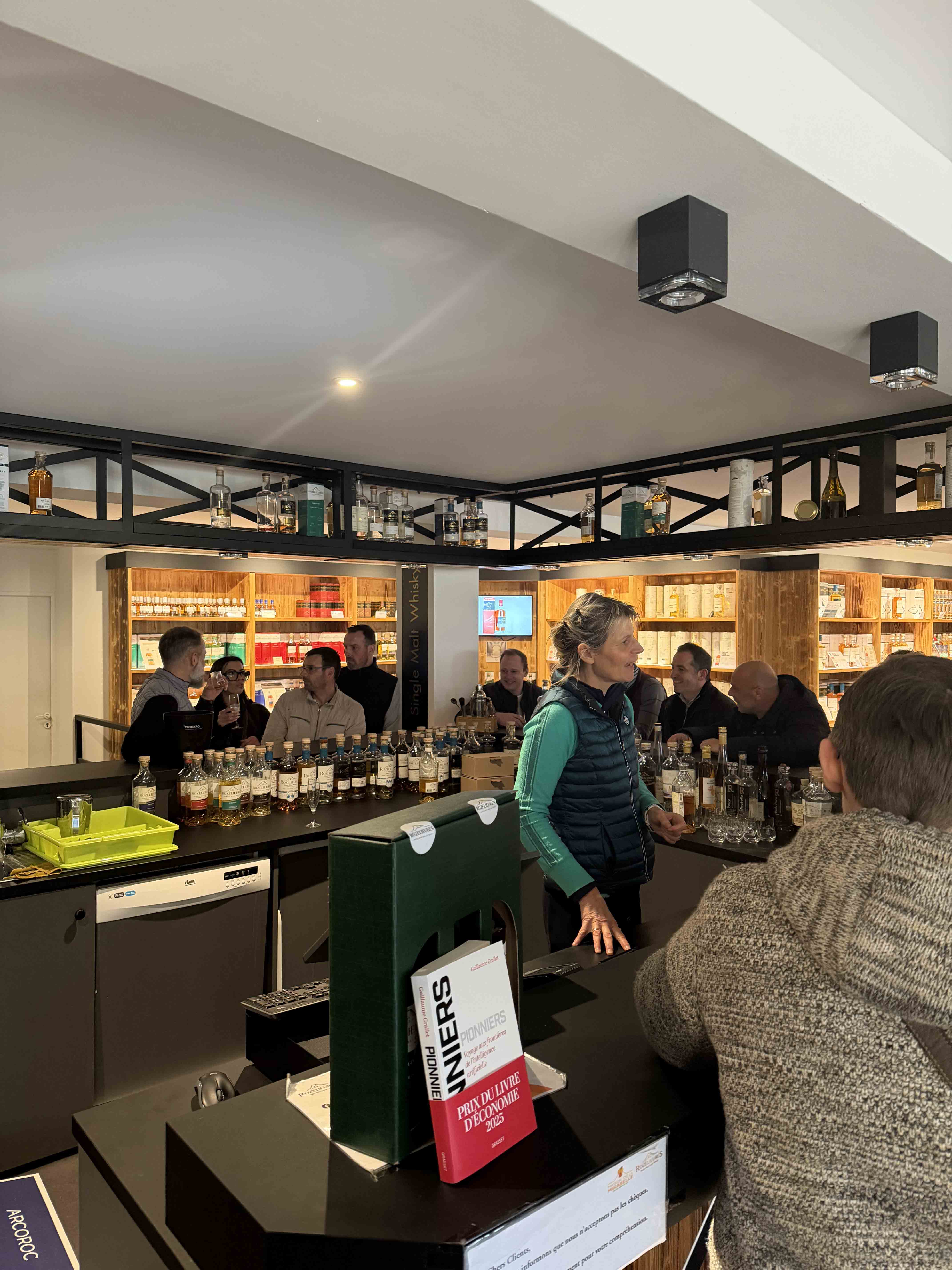 Temps d'échange et de dégustation pour apprécier la complexité du Whisky Rozelieures.